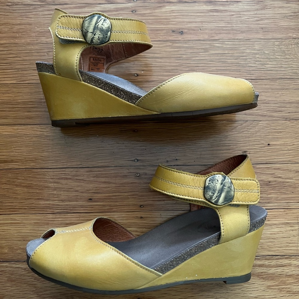 Taos Penelopeep Wedge Sandals Yellow 37